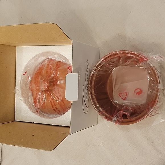 House of Lloyd individual Terra Cotta Baker 5 in. x 2.5in. bowl with lid. New - Picture 4 of 13